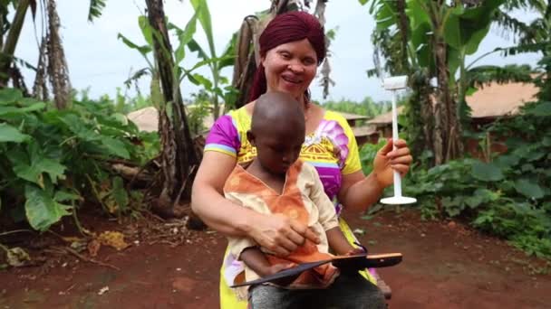 아프리카 어머니가 아들에게 터빈과 태양광 패널로 가능한 세상에서 설명합니다 — 비디오