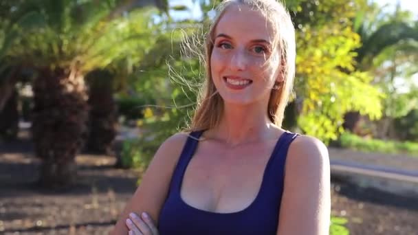 Portrét Atraktivní Blondýny Běloška Založenýma Rukama Koncept Sebevědomé Mladé Ženy — Stock video