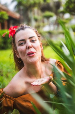 Bir kadın dışarıda dururken öpüşüyor, romantik bir jest.