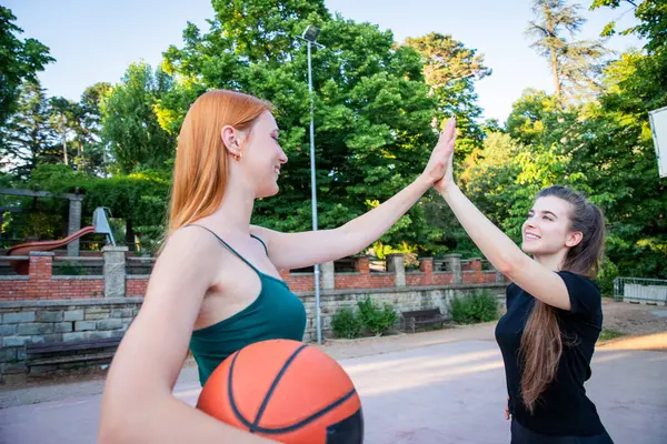 Dvě Ženy Plácají Parku Jeden Nich Drží Basketbal Stock Snímky