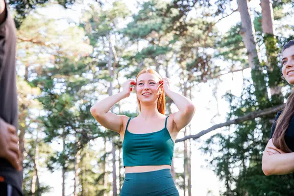 Sportovní Žena Zeleném Tílku Usmívá Dívá Svého Osobního Trenéra Během Stock Snímky