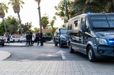 Playa de Las Americas, Tenerife, 14 Temmuz 2024: Polis Tenerife 'deki Avrupa finali sırasında vatandaşların güvenliğini garanti ediyor.