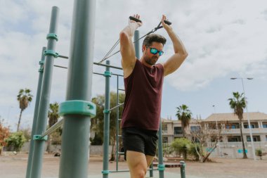 Atletik adam dışarıda antrenman yapıyor, yaşam tarzına uygun..