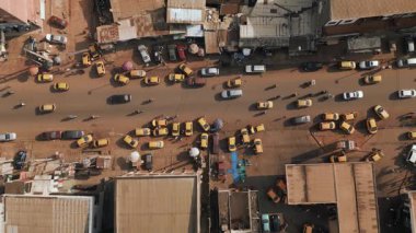 Kalabalık bir Yaounde caddesinin havadan görüntüsü. Bir sürü taksi ve insan var. Afrika 'nın başkenti Kamerun.
