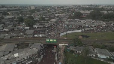 Douala 'daki Meşgul Ndokoti Kavşağı' nın Öğleden Sonra Acele Hava Aracı Görüntüsü.
