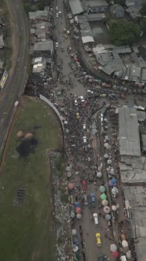 Douala 'daki Yoğun Ndokoti Kavşağı' nın Öğleden Sonra Acele Çekimi.