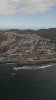 Tenerife 'deki Palm-Mar' a yaklaşan dikey hava vuruşu Gün Işığı sırasında okyanustan