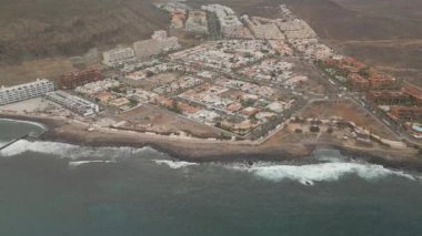 Hava Aracı Görünümü Palm-Mar, Tenerife ve Okyanus üzerinde uçuyor, Gün Işığında Sahil Kenti