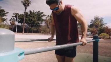 Açık hava jimnastik salonundaki Paralel Çubuklarda Yüzen Orta Çağ Adamı