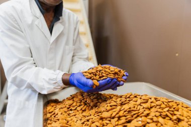 Depoda badem tutan ellere yakın, fotokopi alanı olan fotoğraflara..