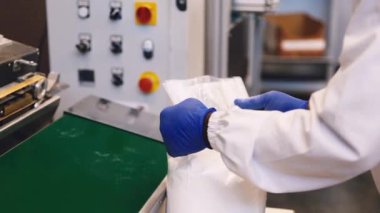 Depoda özel makinelerle glikoz paketinin kapatma işlemi