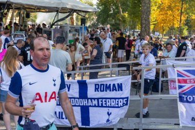 Tottenham taraftarları Udine şehir merkezindeki finalden önceki günün tadını çıkarıyorlar..
