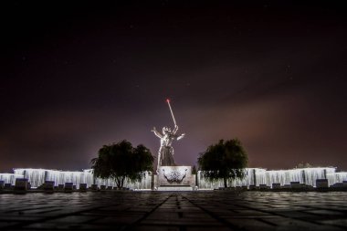 Volgograd 'ın gece manzaralı Stalingrad Anavatan Heykeli