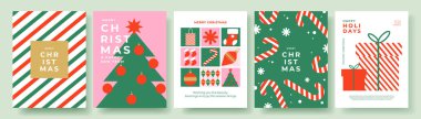 Mutlu noel posterleri, tebrik kartları, kapaklar, modern geometrik tarzda yeşil, kırmızı, pembe renkler mevsim kutlamaları, reklamlar, satışlar, baskılar için. Moda Xmas tasarım şablonları