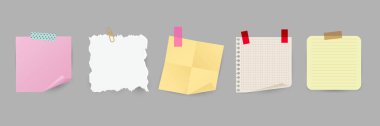 Şerit ve ataçlarla yapıştırılmış gerçekçi kağıt çıkartmaları. Renkli kağıtlar, yapışkan notlar. Vektör