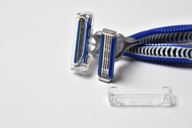 Keskin Mavi tek kullanımlık jiletler beyaz arka planda.