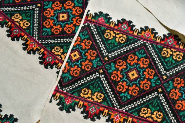 Tekstil üzerinde etnik nakış, desenli havlular. Ulusal Ukrayna nakışları. Eski Ukrayna ulusal nakışı