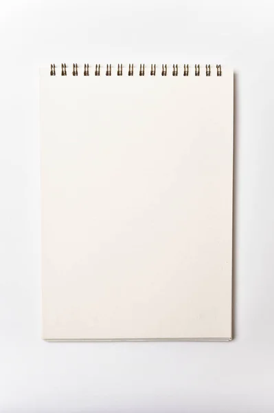 ノートパッドの空白のページ白い背景にモックアップします メモ帳のページは空白です デザインのためのノートレイアウト ホワイトシートのオーガナイザーを開く — ストック写真