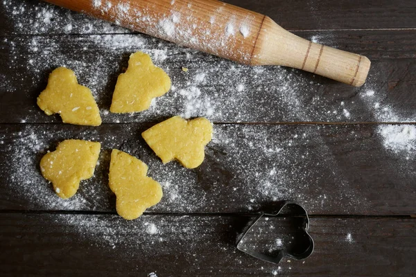 ショートブレッドを作る 小麦粉とテーブルの上にショートブレッドクッキー — ストック写真