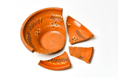 Beyaz arka planda kırık kil plaka. Kırık antika çanak çömlek. Tabakların kıymıkları ve çatlakları..