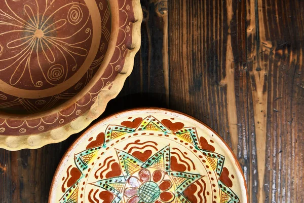 Ukrajinská Lidová Tradiční Keramika Desky Vrchní Pohled Dřevěný Stůl — Stock fotografie