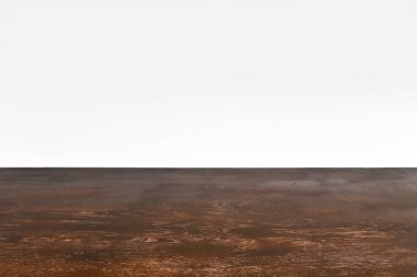 Beyaz arka plandaki şeyler için boş ahşap raf