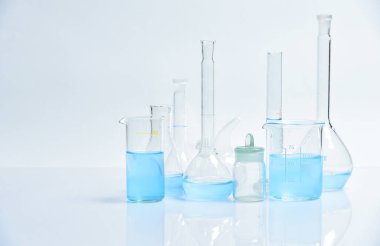 Mavi çözeltili cam matara. Kimyasal deneyler için cam eşyalar. Analiz için farklı bir laboratuar cam ve sıvıyla ayarlayın.