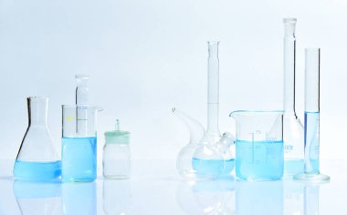 Laboratuvar analizi için cam matarayı hazırlayın.