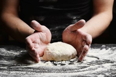 Fırıncının elleri hamur yoğurur lezzetli bir tortilla hazırlar..