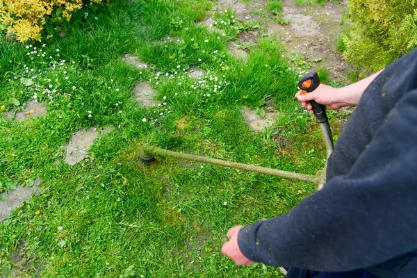 Bahçıvan Bahçede Çalışıyor Çimleri Elle Biçme Makinesiyle Kesiyor — Stok fotoğraf
