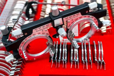 Optalmoloji vizyonunu ölçmek ve test etmek için lensli Phoropter gözlük çerçevesi.