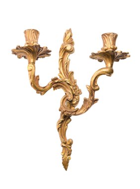 Duvardaki antika altın şamdan beyaz arka planda izole edilmiş..