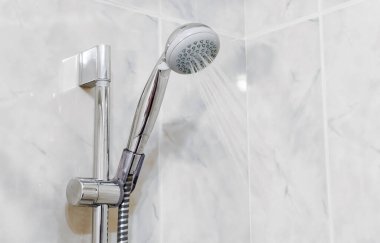 Duş açıldı, banyonun içindeki duştan akan suyu kapat.