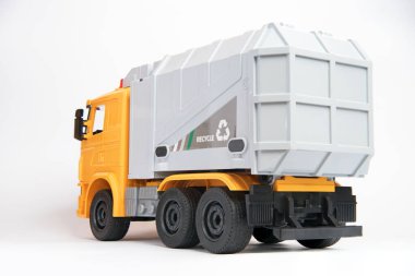 Oyuncak çöp öğütme makinesi beyaz arkaplanda arka plan görünümü.