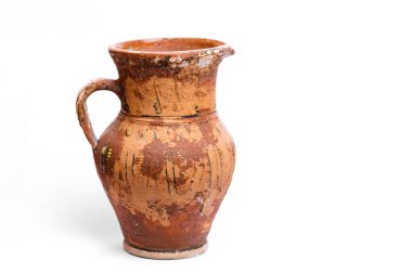 Yüzeyinde hasarlı boya olan antik toprak kapları. Geleneksel Ukrayna kültürü