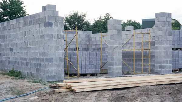 Construindo Uma Casa Blocos Tijolos Tábuas Assoalho Casa Inacabada Quadro — Fotografia de Stock