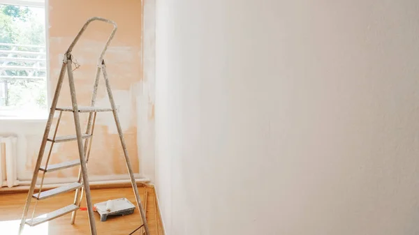 部屋の修理 壁を白く塗る アパートの壁の近くの階段 コピースペース ストック画像