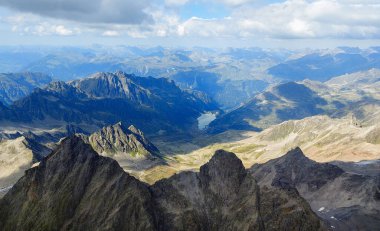 İğrenç Seehorn ve Vermuntstausee Silvretta Hochalpenstrasse. Avusturya dağ manzarası yukarıdan manzara.