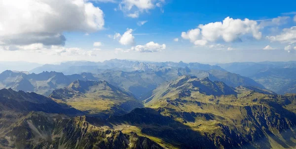 Vackert Bergigt Område Landskap Bergen Solig Dag Alpina Bergskedjor — Stockfoto
