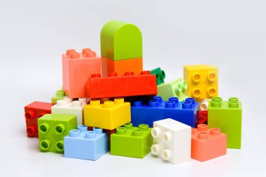 Çok renkli çocukların anaokulu oyuncakları bloklayıcı yığını. Yaratıcı blok biçim detaylarını yığın.