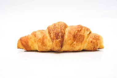 Beyaz arka planda taze kruvasan. Lezzetli çıtır börek. Sağlıklı yemek, kahvaltı.