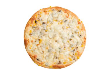 Etli, mısırlı, mantarlı ve peynirli pizza. Beyaz arka planda ev yapımı pizza. Peynirli ev yapımı lezzetli turta..