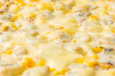 Etli pizza, ananas, mısır, mantar, sos ve peynirle kaplı. Ev yapımı pişirilmiş sağlıklı yiyecekler.