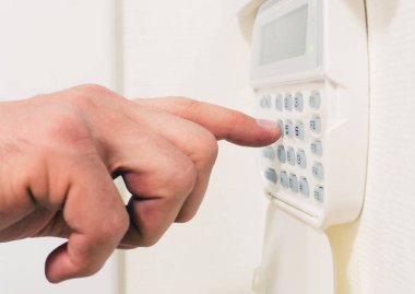 Odaya girmek için şifre giriyor. Güvenlik sistemi, elektronik güvenlik anahtarı, doğrulama. Akıllı Ev. Ev güvenlik sistemi.