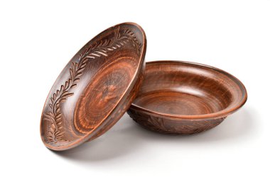 Toprak Kil Tabağı. Beyaz arkaplanda geleneksel seramik mutfak malzemeleri.