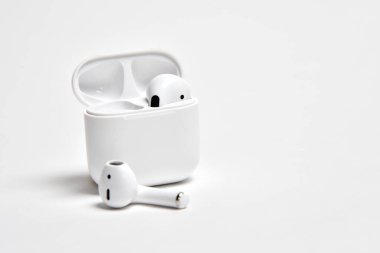 Beyaz arka planda bir kutuda kablosuz bluetooth kulaklıklar, yüzeysel alan derinliği.
