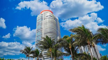 Bulutları, güneşli havası, palmiye ağaçları, Miami, Florida, Amerika Birleşik Devletleri olan mavi gökdelenlere karşı gökdelen