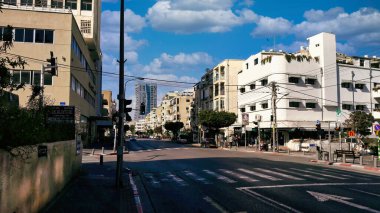 Tel Aviv, İsrail şehri hayatı, boş yol. Tel Aviv 'deki tipik konut binaları.