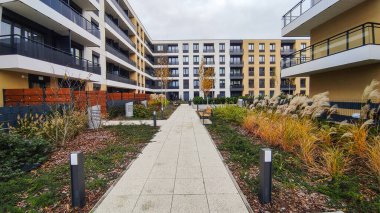 Bir apartman bloğunda yol avlusu