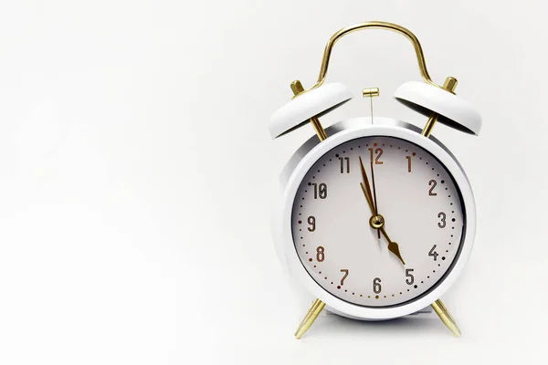 Alarm saat 5 yönünde. Kopyalama alanı ile zaman kavramı. 